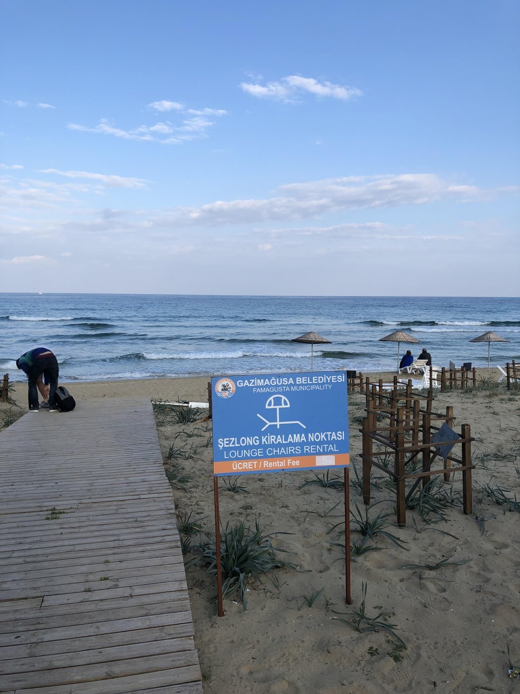 здесь даже можно снять лежаки за 50 евроцентов! зимой на них вообще никто внимания не обращает