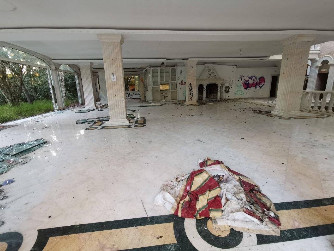 Ну вот, добро пожаловать: шикарный пол и тряпки былого величия