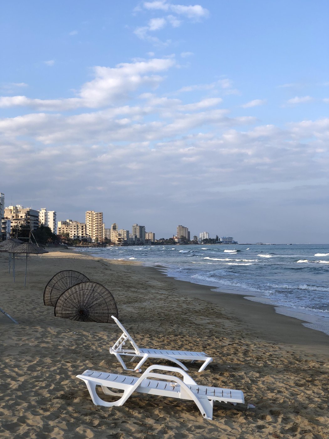 безлюдный пляж у моря, что может быть лучше на этом белом свете?