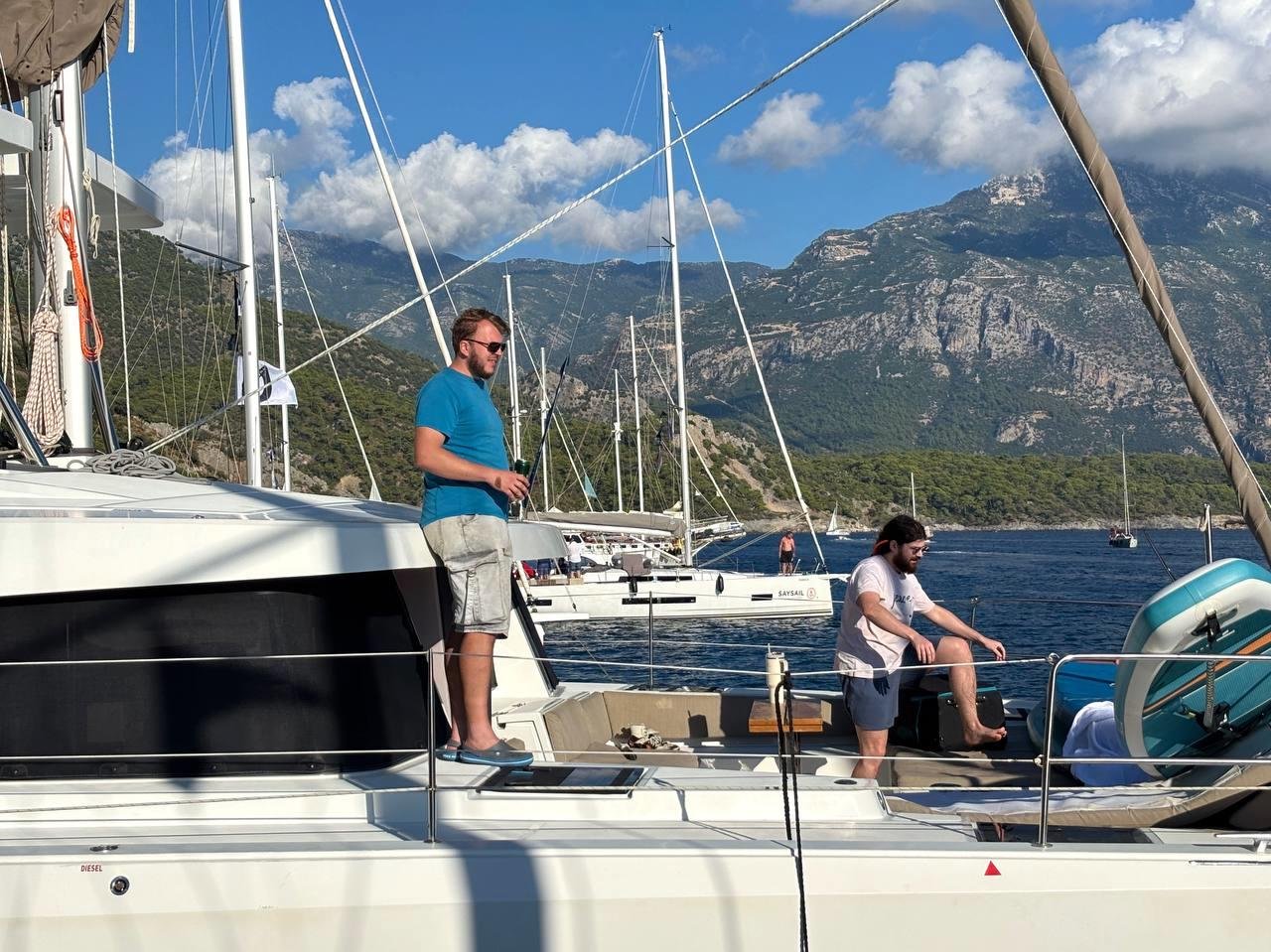 у васи самая ответственная роль - он чиллит