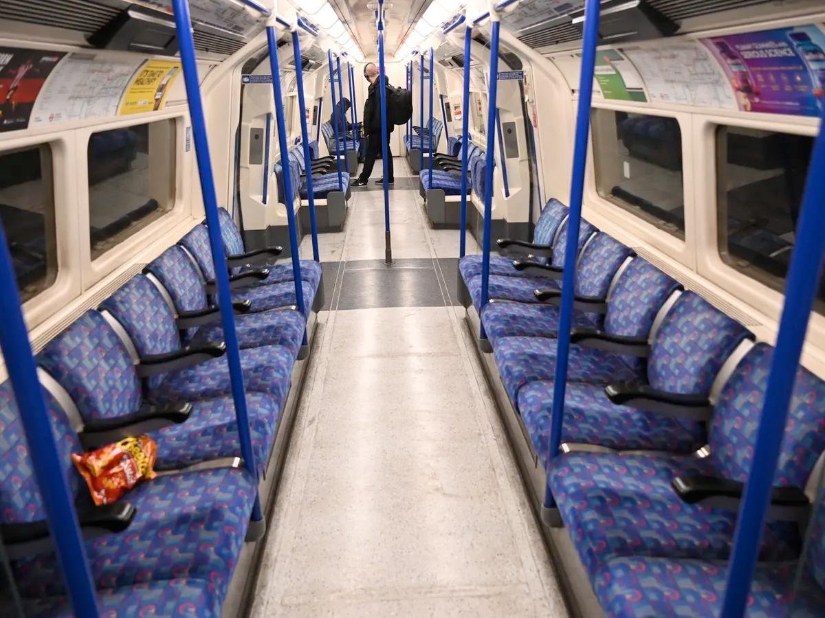 Интимно трешься коленочками об пассажира напротив