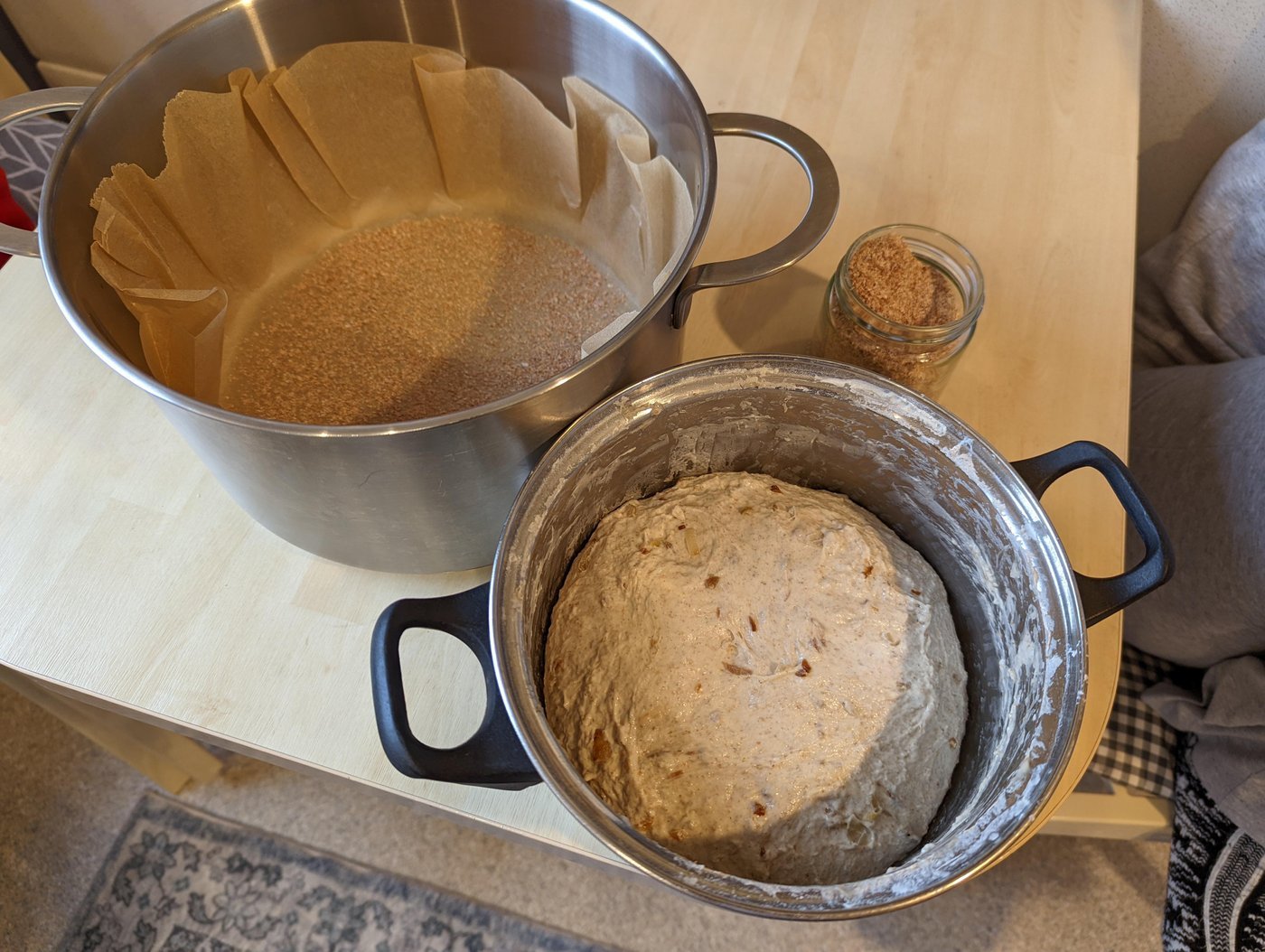 На дно можно чего-нибудь насыпать, например отрубей или кунжута, или ...