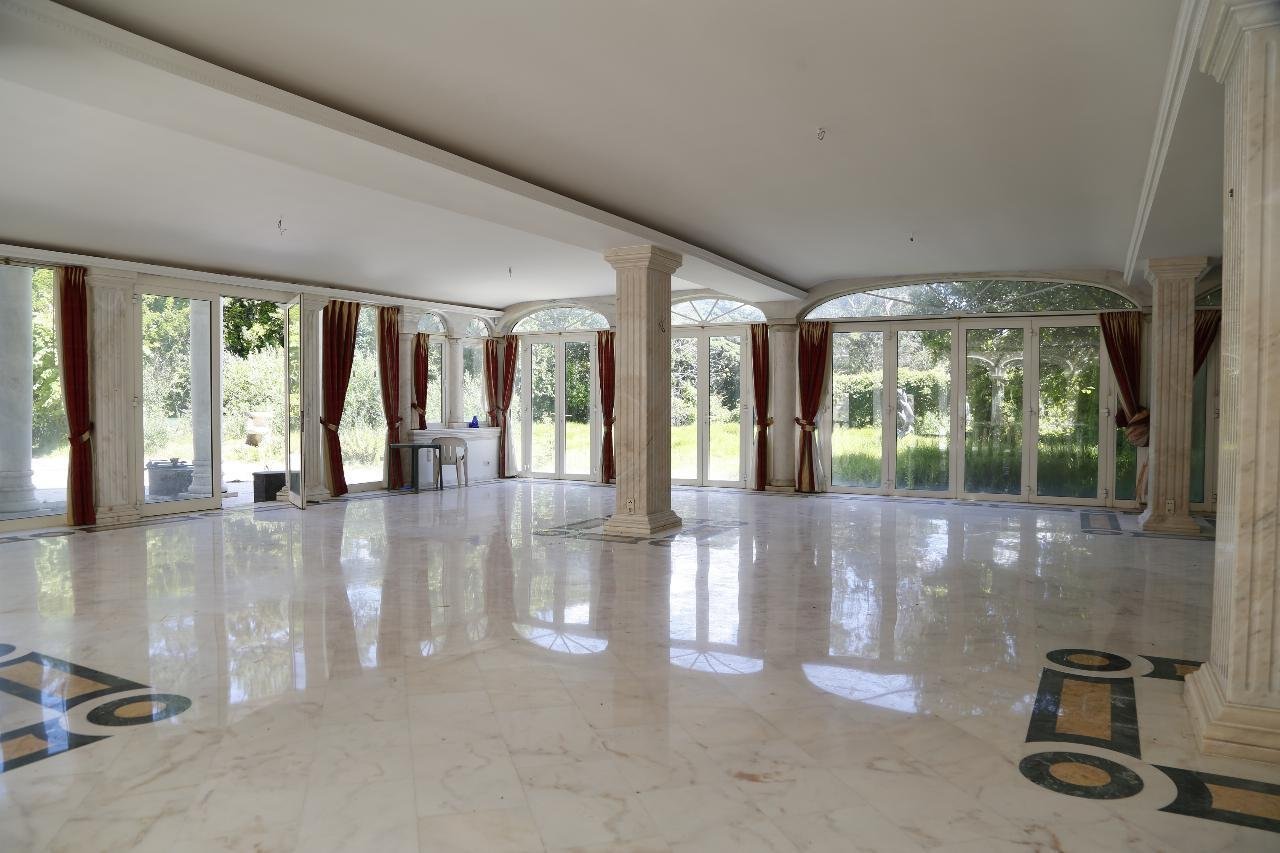 Тряпки в прошлом работали шторами (2019 год)