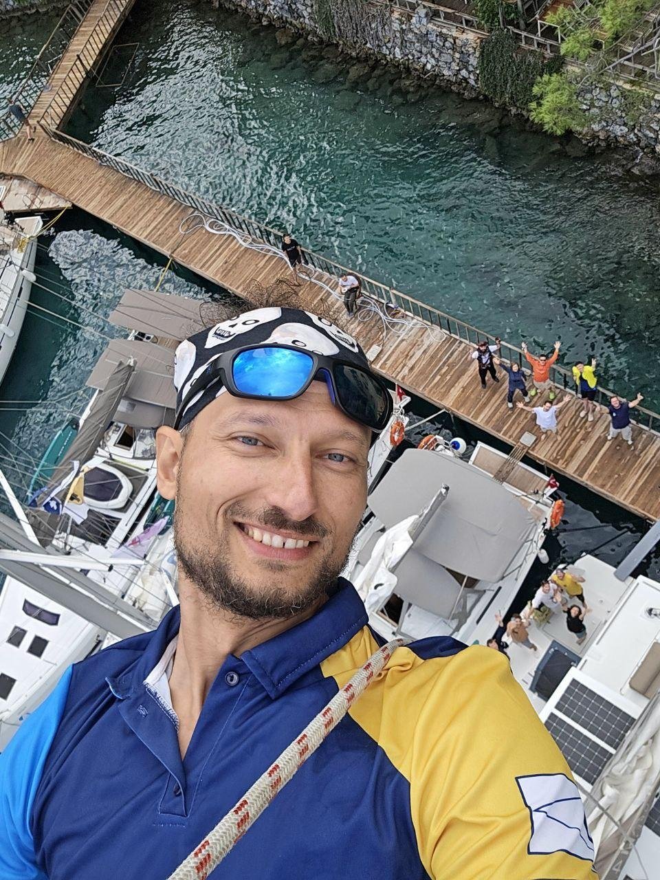 Юра шлет селфи с мачты катамарана. Там где-то внизу даже нас видно. Вот за такие моменты спасибо тебе :)