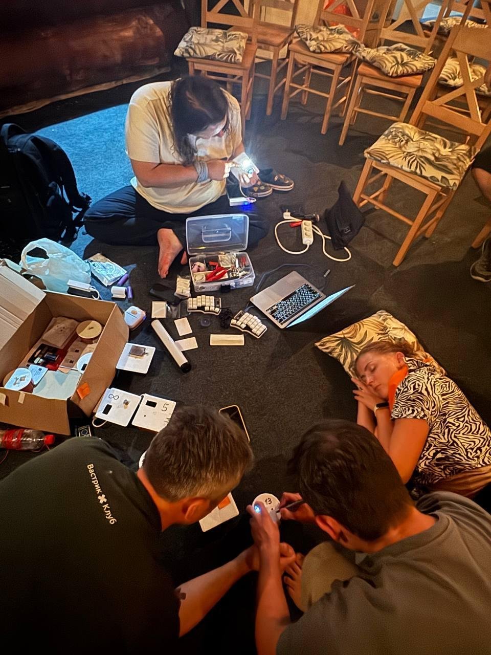 Я пытаюсь найти проблему в сенсоре, Ростислав с Мишей подписывают и иллюстрируют девайсы, а Лена набирается сил перед новой загадкой