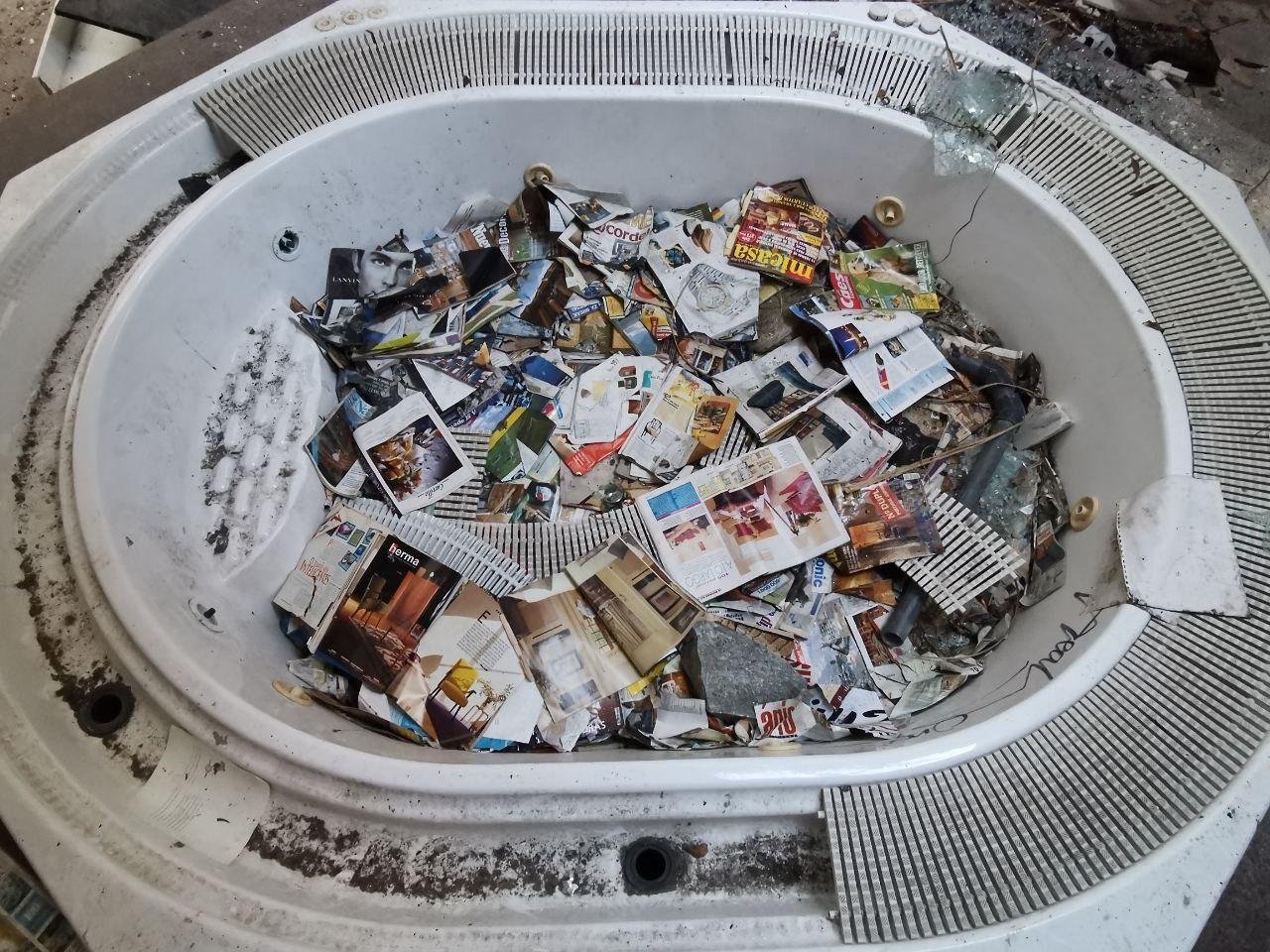 Джакузи похоже на один большой коллаж