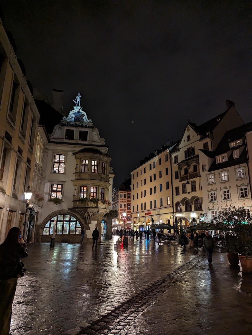 Пивной двор Hofbräuhaus – один из символов Мюнхена