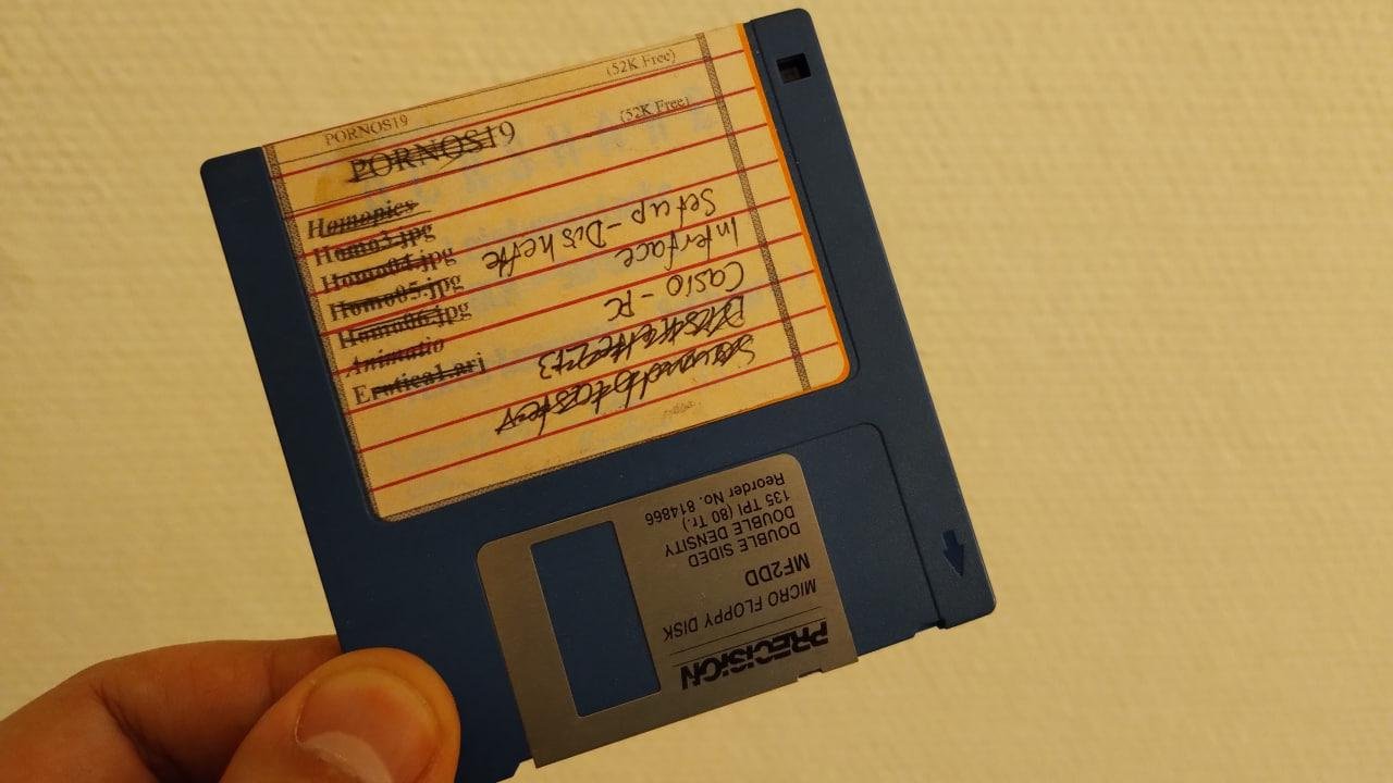 Стикеры на старых дискетах — отдельный жанр