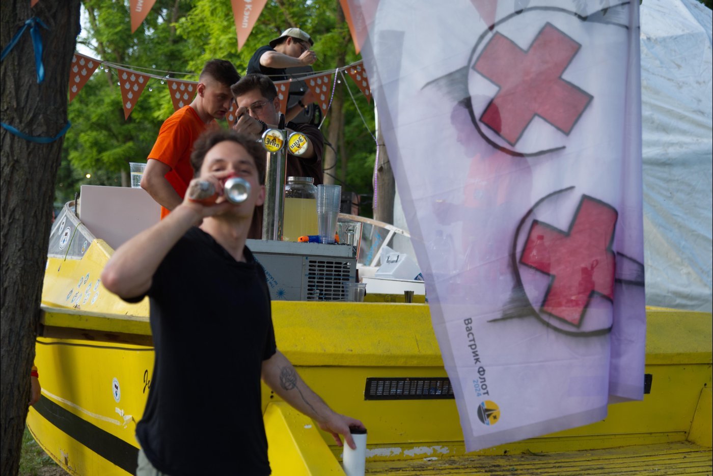 Сразу две команды с прошлого Вастрик Флота притащили свои флаги на Кэмп. Вот это КРОССОВЕР-ЭПИЗОД! Плюс у нас бар был на лодке, что вписалось идеально