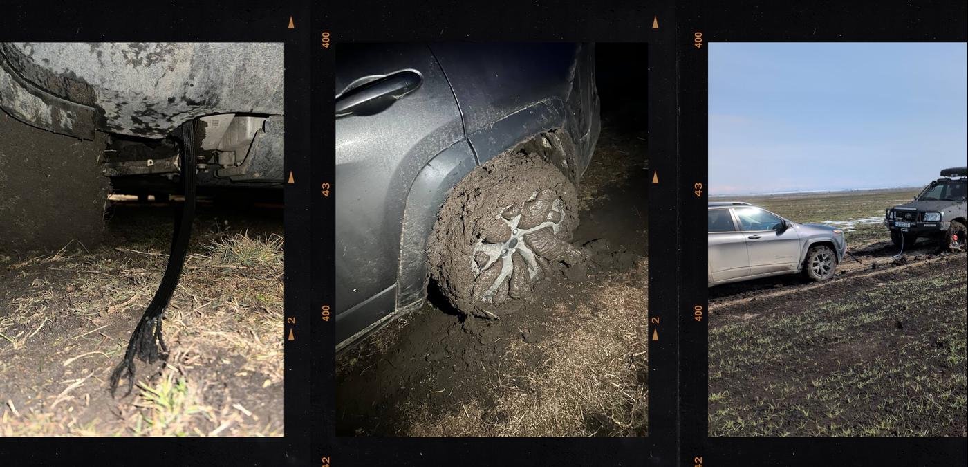 Jeep Cherokee Trailhawk едет по грязи хорошо.  Забивается грязью тоже хорошо. Эвакуируется с прилипшими колесами - плохо.