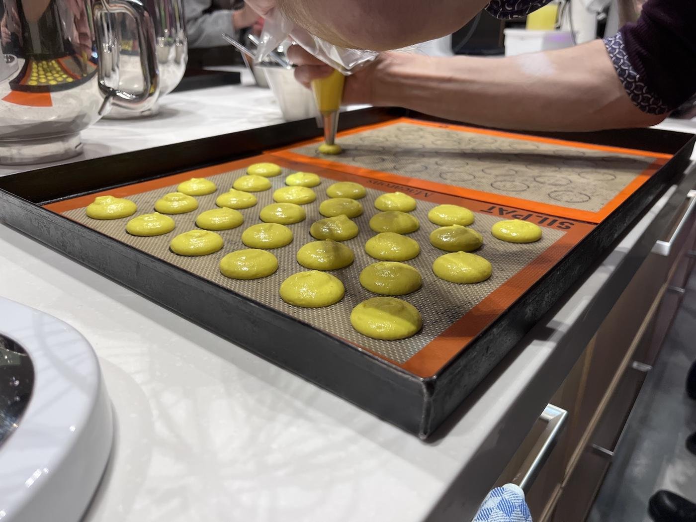 выдавливаем жёлтенькое